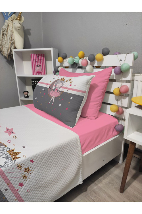 4 Parça Ayda Oturan Kız Desenli Lastikli Çarşaflı Tek Kişilik Pike Yatak Örtüsü Takımı