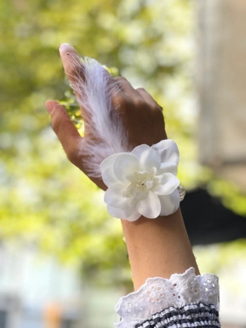 Bride To Be Nedime Gelin Bilekliği Tüy Ve İnci Boncuk Detaylı Beyaz Renkli Bekarlığa Veda Partisi Bi