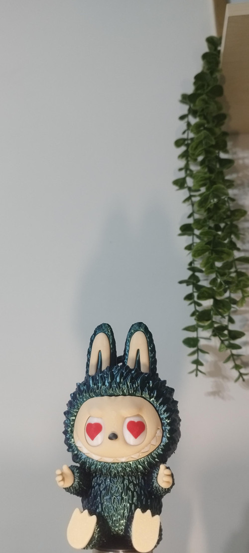 Oturan Labubu Hareketli Gözler | Büyük Boy (13,7 Cm) | 3 Renk Aynı Anda (Yeşil-Mor-Bakır) | 3D Baskı | Dayanıklı PLA Hammadde