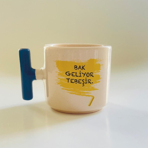 Bak Geliyor Tebeşir Baskılı Mavi Kulplu T Öğretmenler Günü Kupası