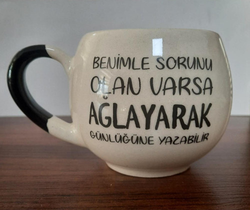 Benimle Sorunu Olan Varsa Ağlayarak Günlüğüne Yazabilir Baskılı Siyah Kulplu Balon Kupa