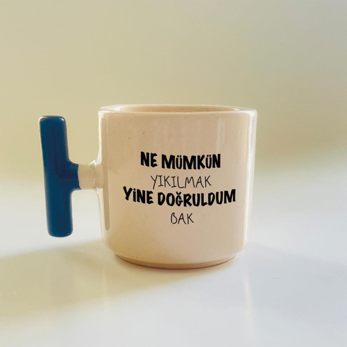 Ne Mümkün Yıkılmak Yine Doğruldum Bak Baskılı Mavi Kulplu T Kupa