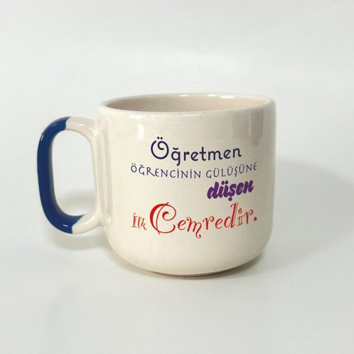 Öğretmen Öğrencinin Gülüşüne Düşen İlk Cemredir Baskılı Mavi Kulplu Arya Çay Kupa