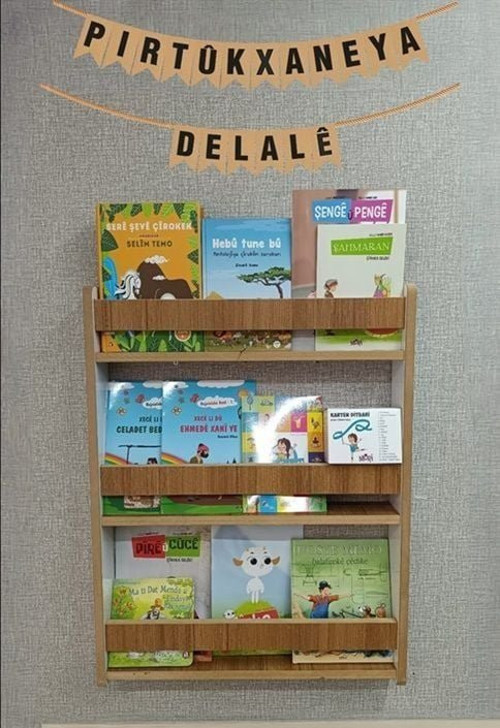 İsme Özel Kürtçe Çocuk Kitaplı Montessori Çocuk Odası Kitaplığı 80*60 cm CEVİZ Kitaplık (KİTAPLI)