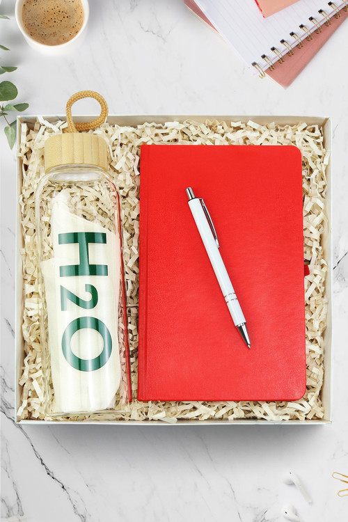 Kırmızı Defter & Beyaz Tükenmez Kalem & Bambu Kapaklı 600 Ml Cam Matara Hediye Seti