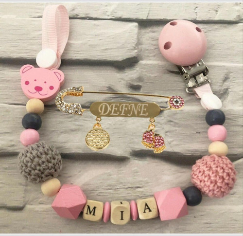 İsimli Bebek Emzik Zinciri Ve Pembe Taşlı Yaka İğnesi Seti BEZYI1523