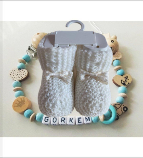 İsimli Bebek Emzik Zinciri ve Beyaz Patik Seti BEZYI819