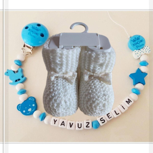 İsimli Bebek Emzik Zinciri ve Beyaz Patik Seti BEZYI882