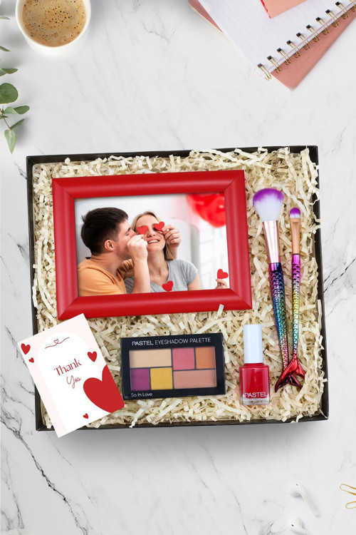 Kırmızı Çerçeve & Pastel Far Paleti & Pastel Oje & Makyaj Fırçası Hediye Seti