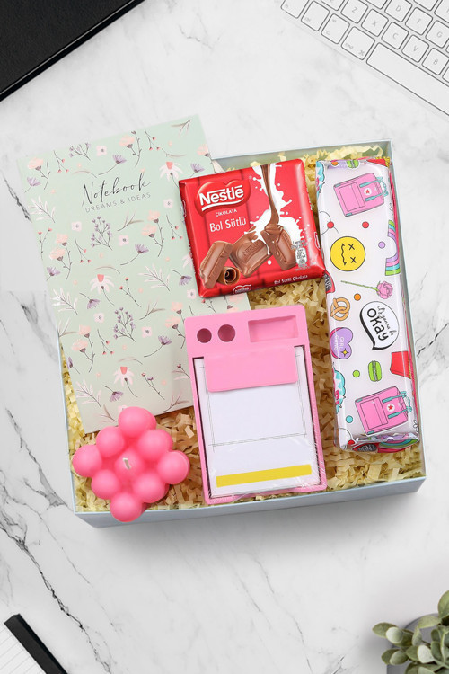 Yeşil Çiçekli Defter & Pembe Bubble Mum & Desenli Kalemlik & Sütlü Çikolata & Bloknot Hediye Seti