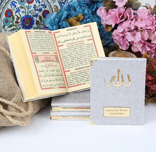 Kadife Kaplı Yasin-İ Şerif Cüzü (Çanta Boy 12×16, 128 Sayfa) Allah Lafızlı, Isim Baskılı-Koyu Gri