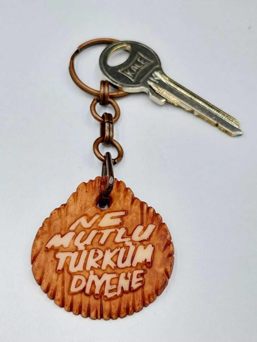 AHŞAP GÖRÜNÜMLÜ NE MUTLU TÜRKÜM DİYENE YAZILI ANAHTARLIK