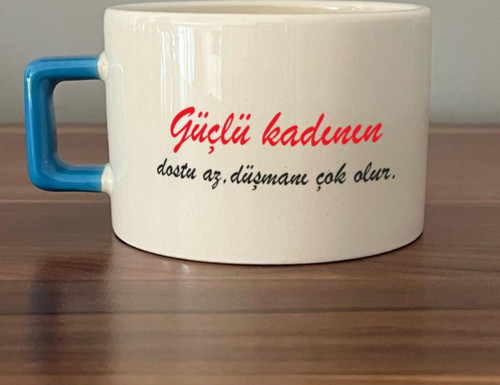 Güçlü Kadının Dostu Az, Düşmanı Çok Olur Baskılı Kadınlar Günü Mavi Kulplu C Fincan