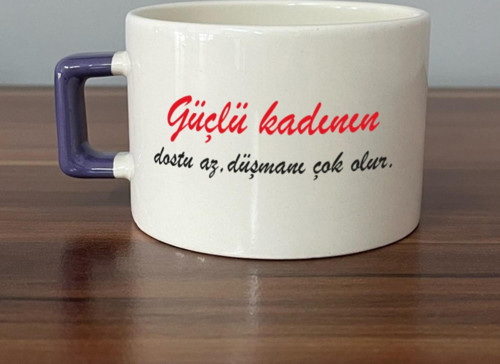 Güçlü Kadının Dostu Az, Düşmanı Çok Olur Baskılı Kadınlar Günü Mor Kulplu C Fincan