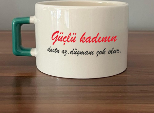 Güçlü Kadının Dostu Az, Düşmanı Çok Olur Baskılı Kadınlar Günü Yeşil Kulplu C Fincan