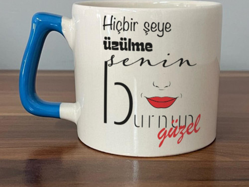Hiçbir Şeye Üzülme Senin Burnun Güzel Baskılı Mavi Kulplu D Kupa
