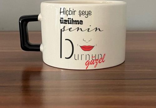Hiçbir Şeye Üzülme Senin Burnun Güzel Baskılı Siyah Kulplu C Fincan