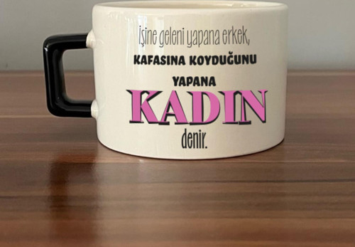 İşine Geleni Yapana Erkek Baskılı Kadınlar Günü Siyah Kulplu C Fincan