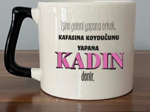 İşine Geleni Yapana Erkek Baskılı Kadınlar Günü Siyah Kulplu D Kupa
