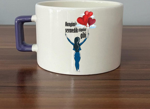 Hangimiz Sevmedik Çılgınlar Gibi Balonlu Kız Baskılı Mor Kulplu C Fincan