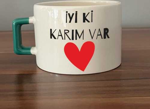 İyi Ki Karım Var Baskılı Yeşil Kulplu C Sevgililer Günü Fincanı
