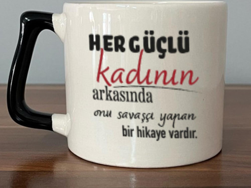 Her Güçlü Kadının Arkasında Baskılı Kadınlar Günü Siyah Kulplu D Kupa