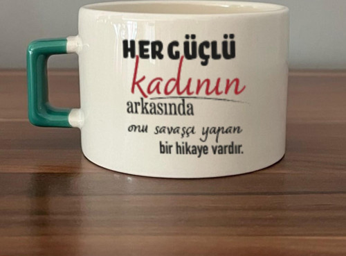 Her Güçlü Kadının Arkasında Baskılı Kadınlar Günü Yeşil Kulplu C Fincan