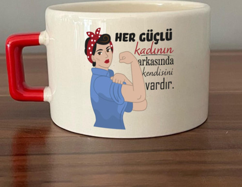 Her Güçlü Kadının Arkasında Kendisi Vardır Baskılı Kadınlar Günü Kırmızı Kulplu C Fincan