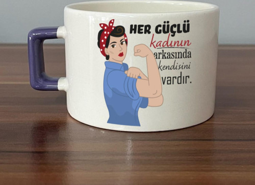 Her Güçlü Kadının Arkasında Kendisi Vardır Baskılı Kadınlar Günü Mor Kulplu C Fincan