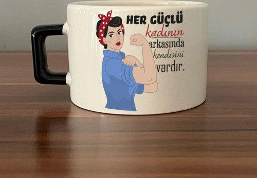 Her Güçlü Kadının Arkasında Kendisi Vardır Baskılı Kadınlar Günü Siyah Kulplu C Fincan