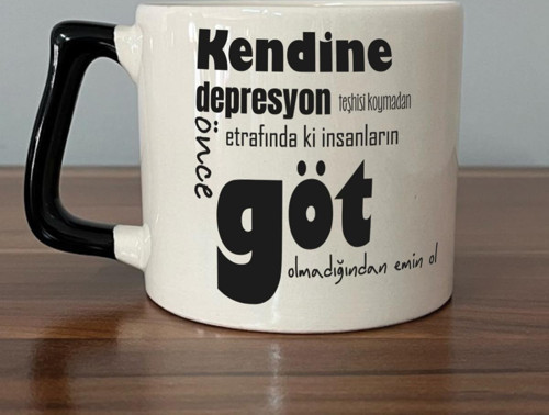 Kendine Depresyon Teşhisi Koymadan Önce Baskılı Siyah Kulplu D Kupa