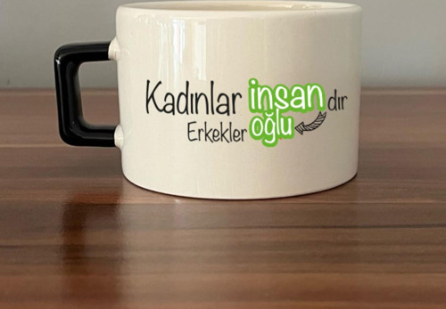 Kadınlar İnsandır, Erkekler İnsanoğlu Baskılı Kadınlar Günü Siyah Kulplu C Fincan
