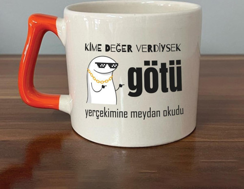 Kime Değer Verdiysek Götü Yerçekimine Meydan Okudu Baskılı Turuncu Kulplu D Kupa