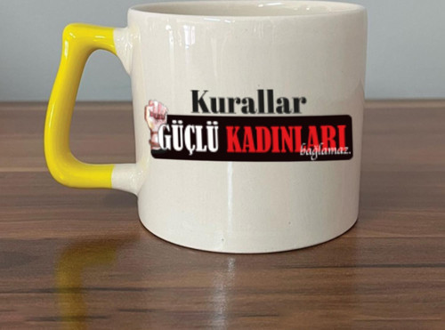 Kurallar Güçlü Kadınları Bağlamaz Baskılı Kadınlar Günü Sarı Kulplu D Kupa