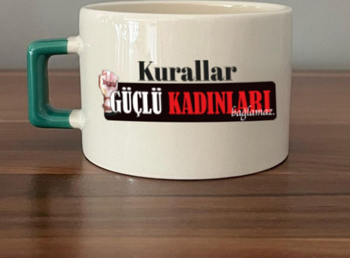 Kurallar Güçlü Kadınları Bağlamaz Baskılı Kadınlar Günü Yeşil Kulplu C Fincan