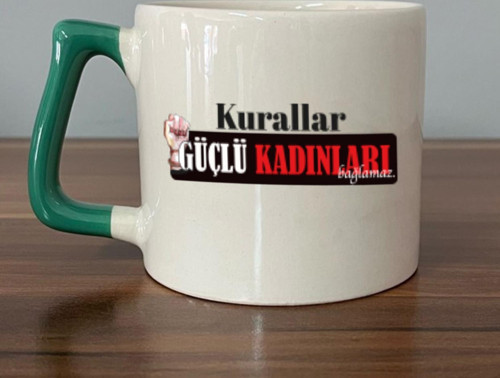 Kurallar Güçlü Kadınları Bağlamaz Baskılı Kadınlar Günü Yeşil Kulplu D Kupa