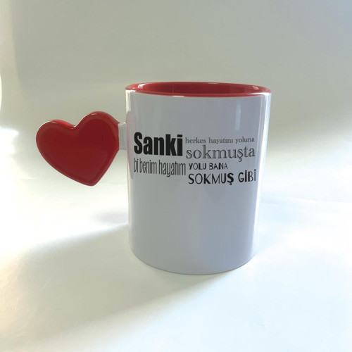 Sanki Herkes Hayatını Yoluna Sokmuşta Baskılı Kırmızı Dolu Kalp Kulplu Mega Kupa
