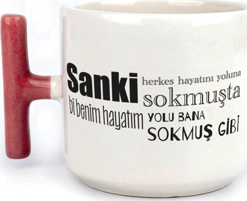 Sanki Herkes Hayatını Yoluna Sokmuşta Baskılı Kırmızı Kulplu T Kupa