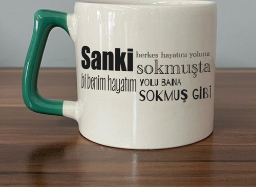 Sanki Herkes Hayatını Yoluna Sokmuşta Baskılı Yeşil Kulplu D Kupa
