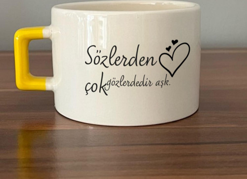 Sözlerden Çok Gözlerdedir Aşk Baskılı Sarı Kulplu C Fincan