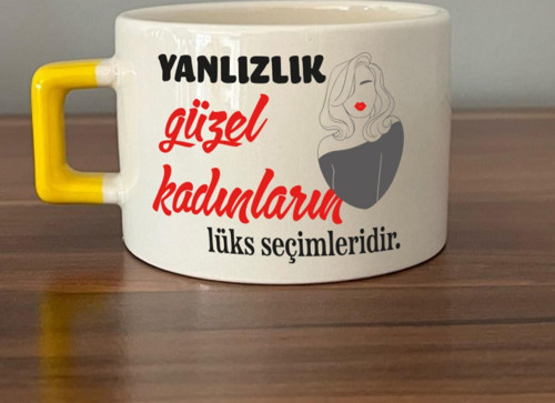 Yalnızlık Güzel Kadınların Lüks Seçimleridir Baskılı Kadınlar Günü Sarı Kulplu C Fincan