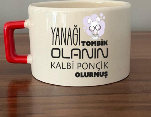 Yanağı Tombik Olanın Baskılı Kırmızı Kulplu C Fincan