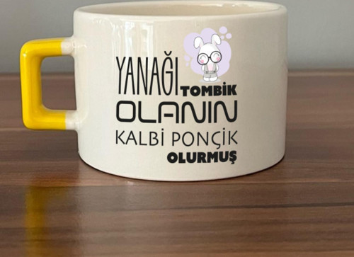 Yanağı Tombik Olanın Baskılı Sarı Kulplu C Fincan