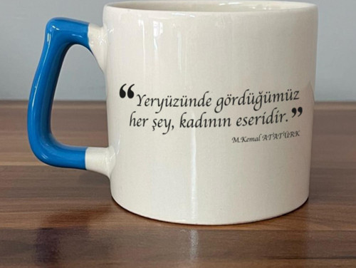 Yeryüzünde Gördüğümüz Her Şey, Kadının Eseridir Baskılı Mavi Kulplu D Kupa