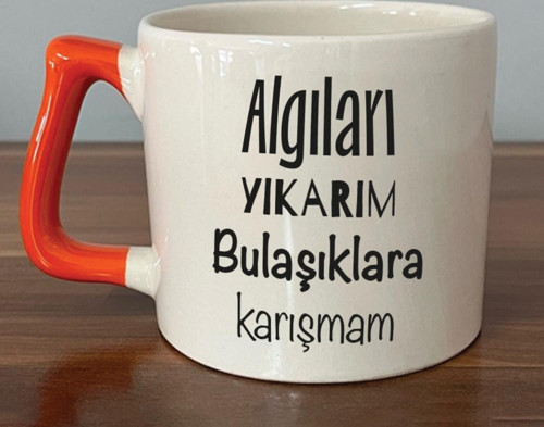 Algıları Yıkarım Bulaşıklara Karışmam Baskılı Turuncu Kulplu D Kupa