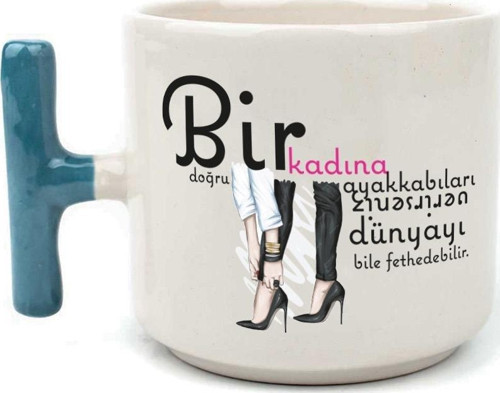 Bir Kadına Doğru Ayakkabıları Verirseniz Baskılı Kadınlar Günü Mavi Kulplu T Kupa