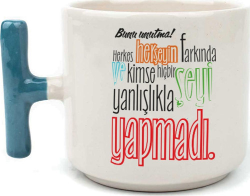 Bunu Unutma! Herkes Herşeyin Farkında Baskılı Mavi Kulplu T Kupa