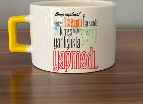 Bunu Unutma! Herkes Herşeyin Farkında Baskılı Sarı Kulplu C Fincan
