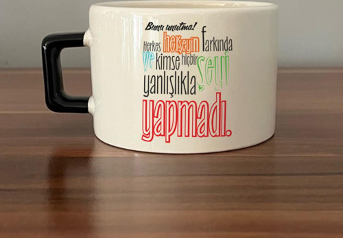 Bunu Unutma! Herkes Herşeyin Farkında Baskılı Siyah Kulplu C Fincan