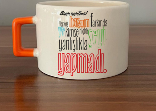 Bunu Unutma! Herkes Herşeyin Farkında Baskılı Turuncu Kulplu C Fincan